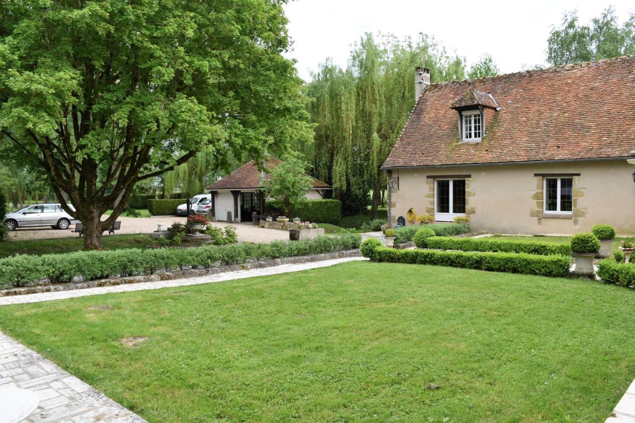 Le Petit Chateau De Sainte Colombe Bouges-le-Chateau Exterior foto